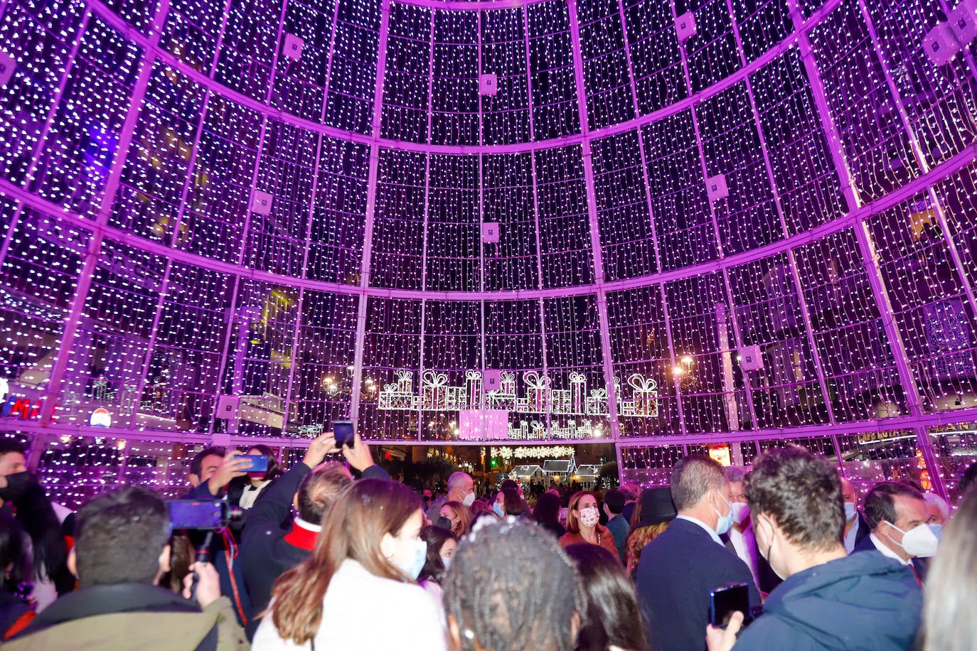 Vigo ha inaugurado ya su popular alumbrado navideño. El encendido de millones de luces 'led', que decoran 350 calles de la ciudad, se celebró durante un evento multitudinario que culminó con el lanzamiento de confeti y nieve artificial.