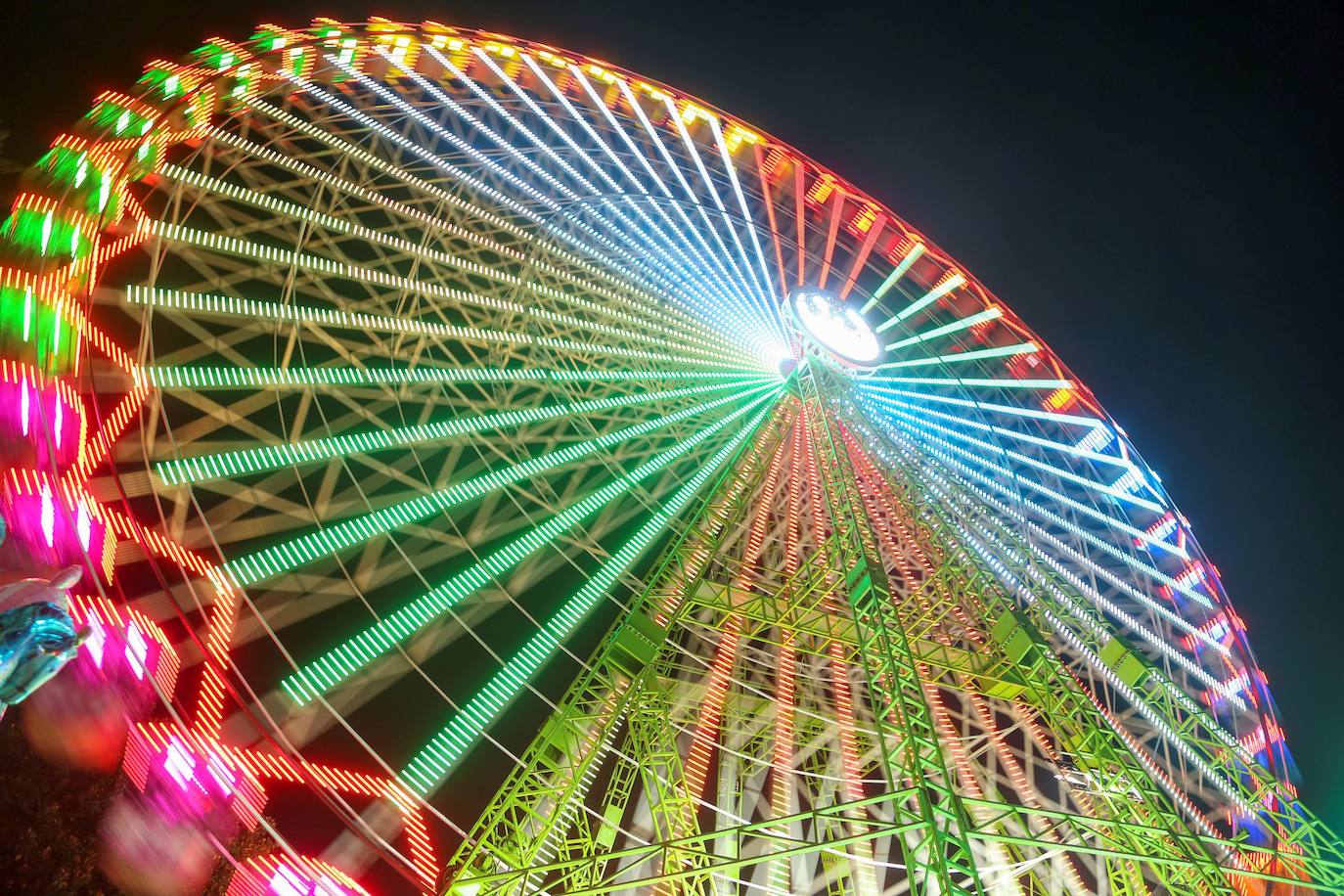 Vigo ha inaugurado ya su popular alumbrado navideño. El encendido de millones de luces 'led', que decoran 350 calles de la ciudad, se celebró durante un evento multitudinario que culminó con el lanzamiento de confeti y nieve artificial.