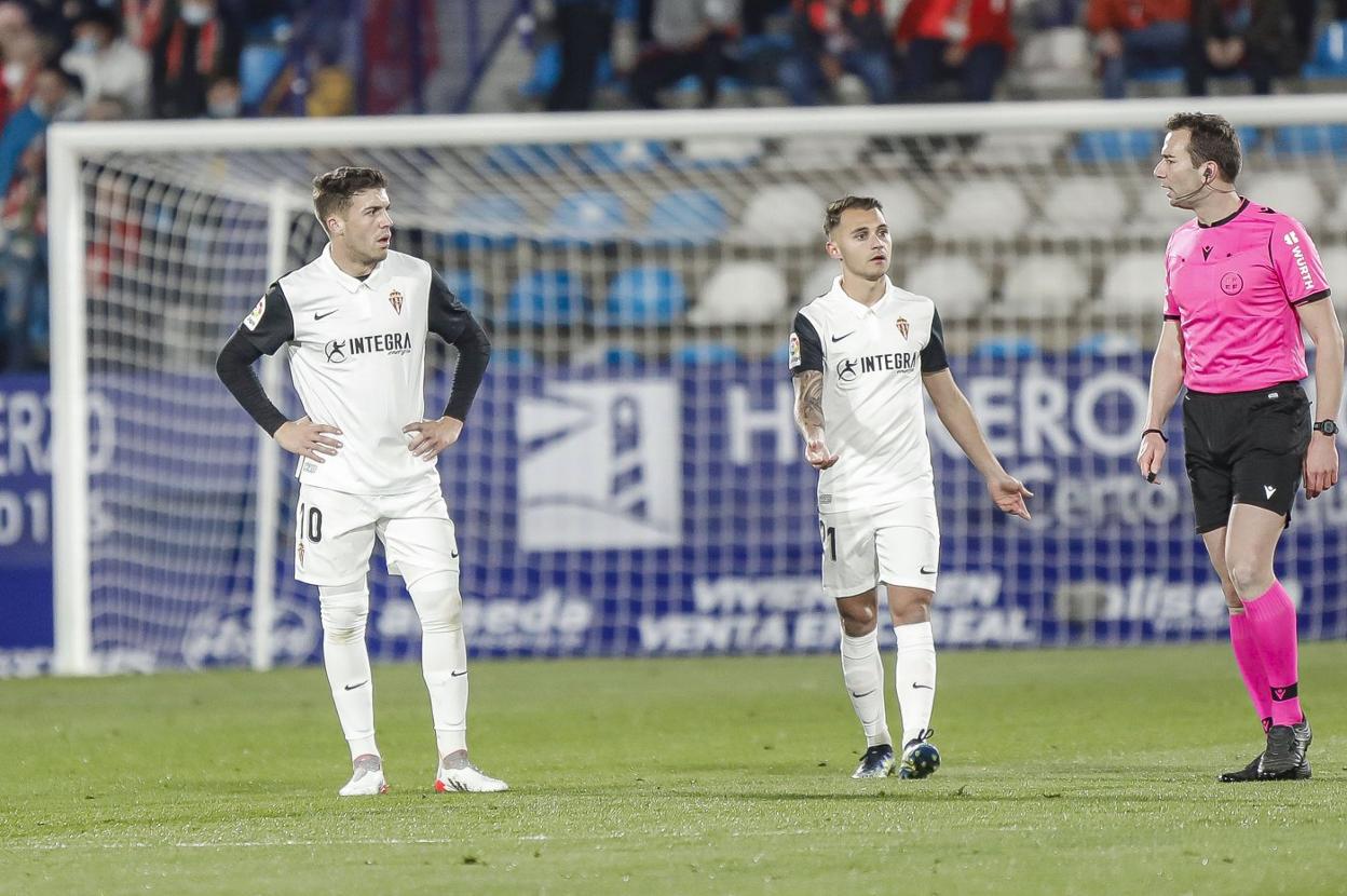 Nacho Méndez, con gesto serio tras recibir uno de los goles. 