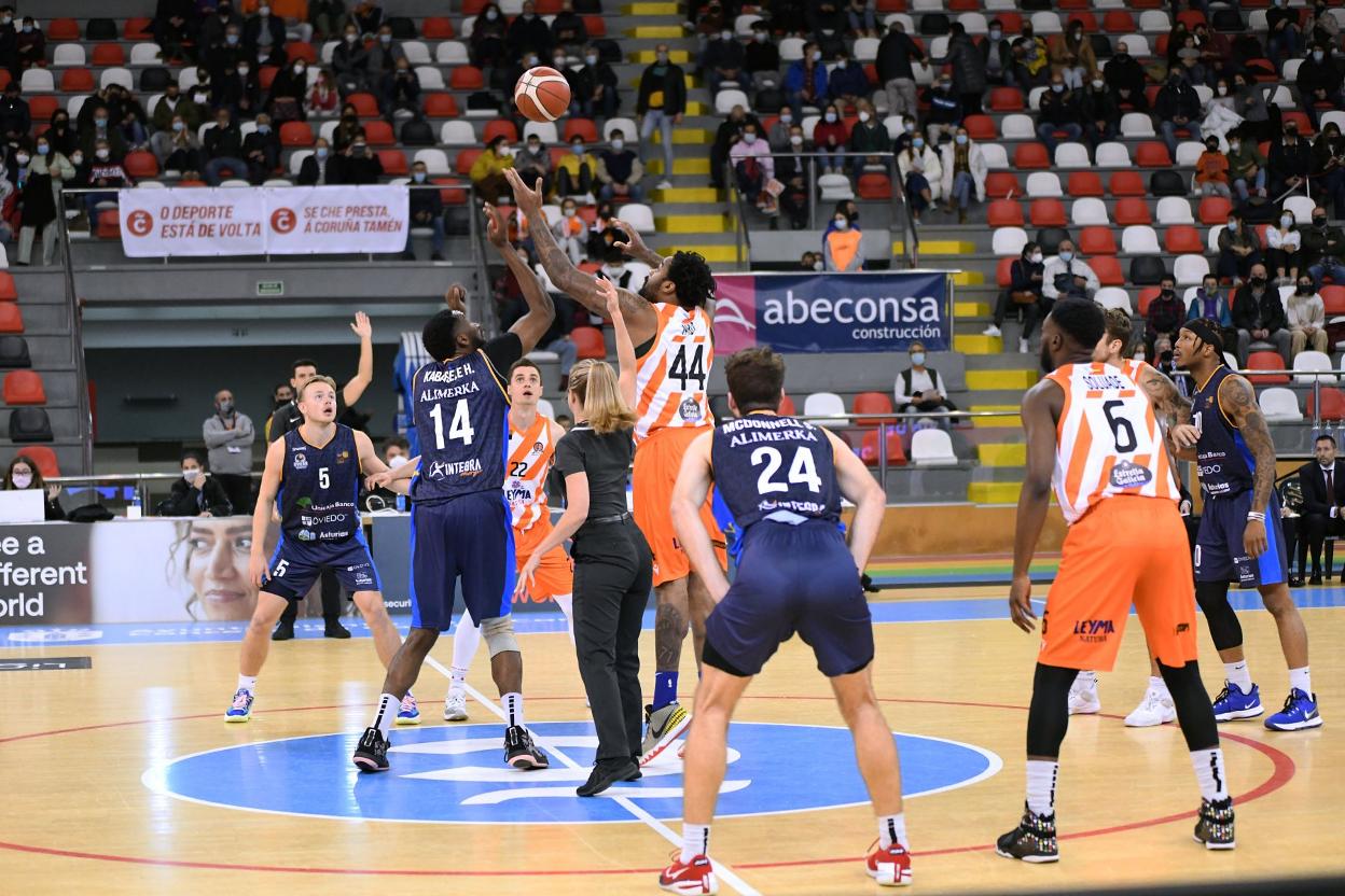 Kabasélé trata de llevarse el primer balón en el salto inicial. 