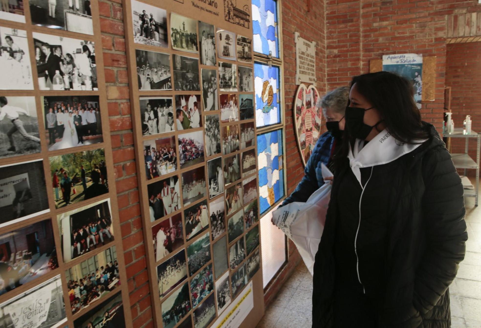 t Visitantes en la exposición de fotos de la historia de San Salvador. 