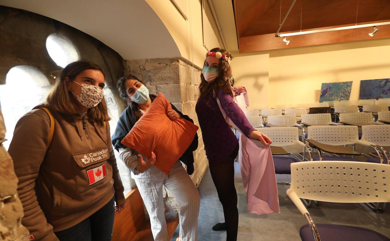 Julia Brage, Paula Area y Sara Vega, integrantes de la peña Santa Jarra nuevos Reyes del Goxu y la Faba. 