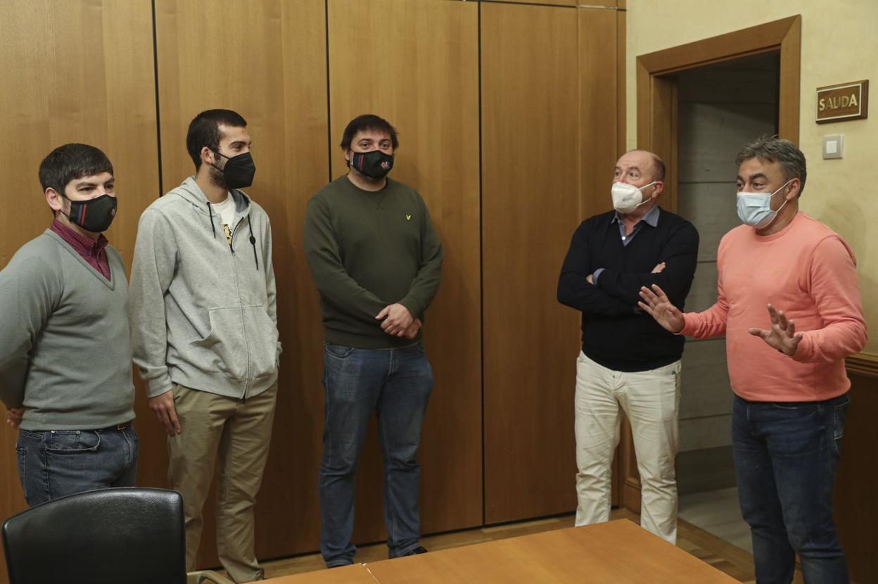 El director deportivo del Ceares, Íñigo Arza, su administrador, Sergio Rionda, el vicepresidente, Xosé Fernández Estrada, su homólogo del Sporting, Javier Martínez, y el concejal de Deportes, José Ramón Tuero. 