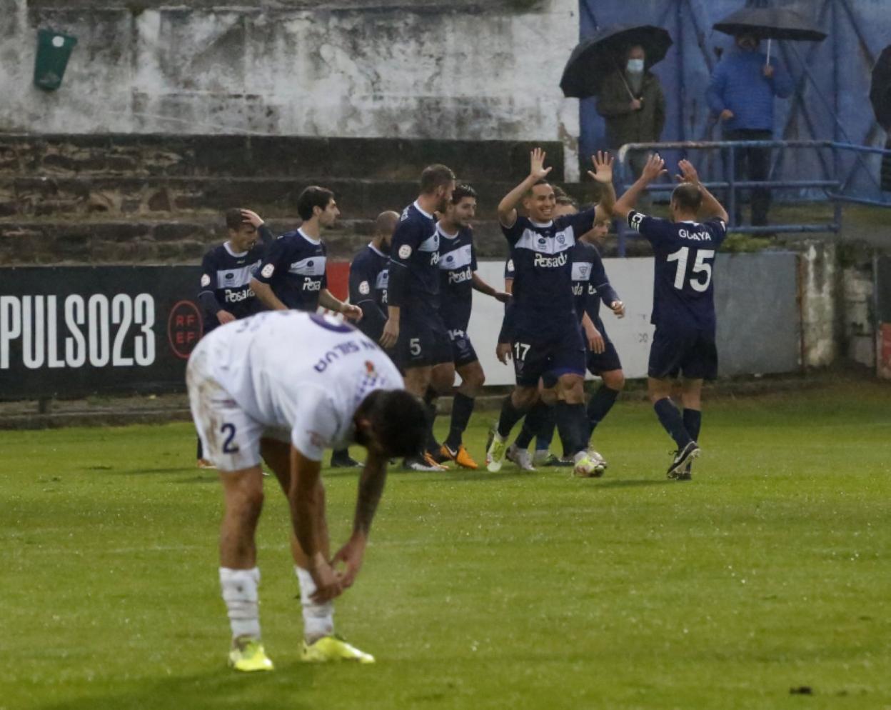 Los jugadores del Marino celebran el gol de Steven Prieto. 