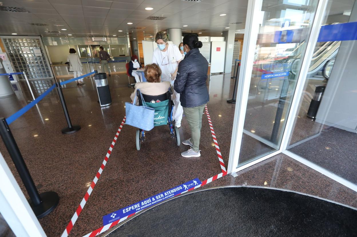 Una paciente y su acompañante acceden al edificio de consultas externas del San Agustín. 