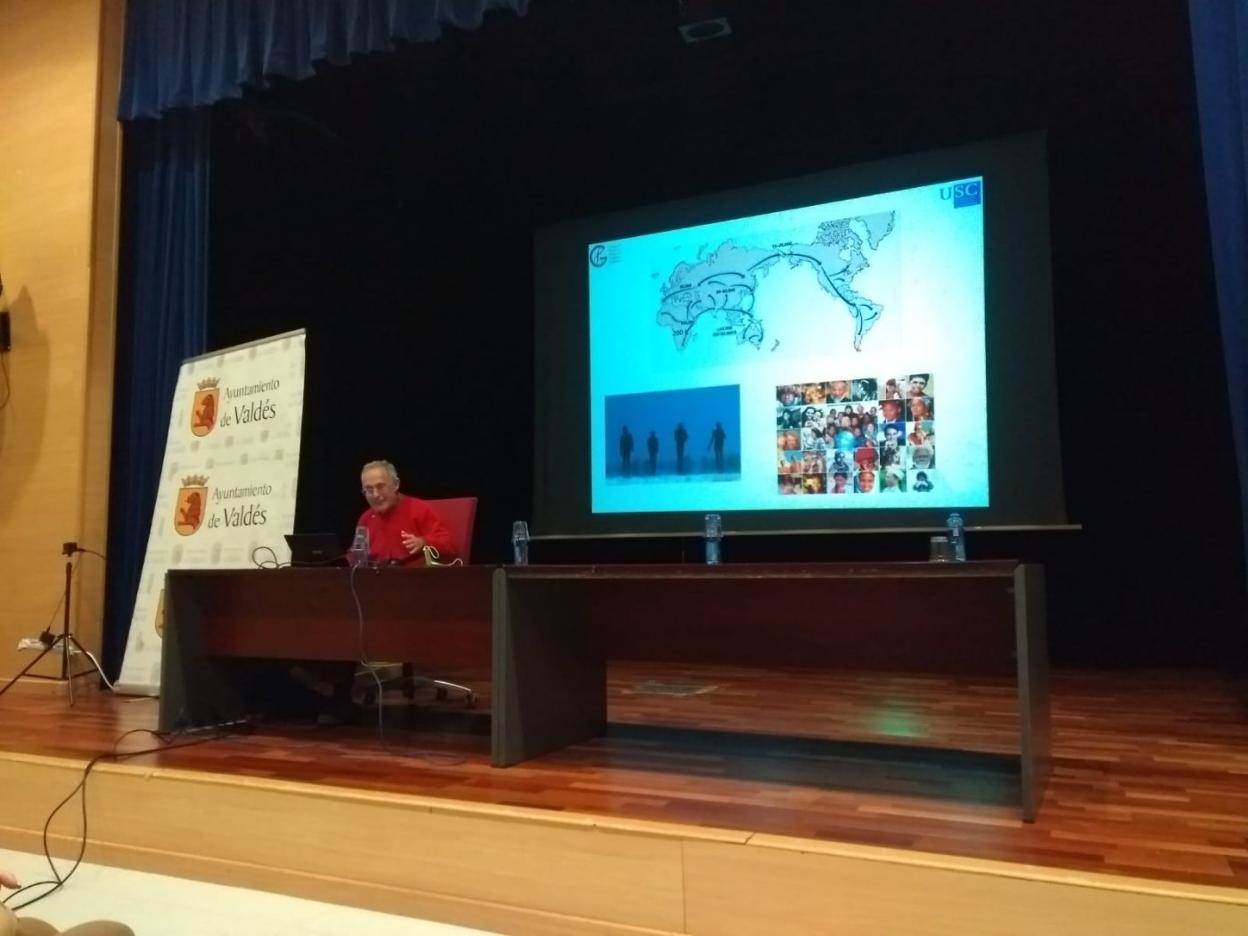 Ángel Carracedo, en su conferencia en el IES Carmen y Severo Ochoa. 