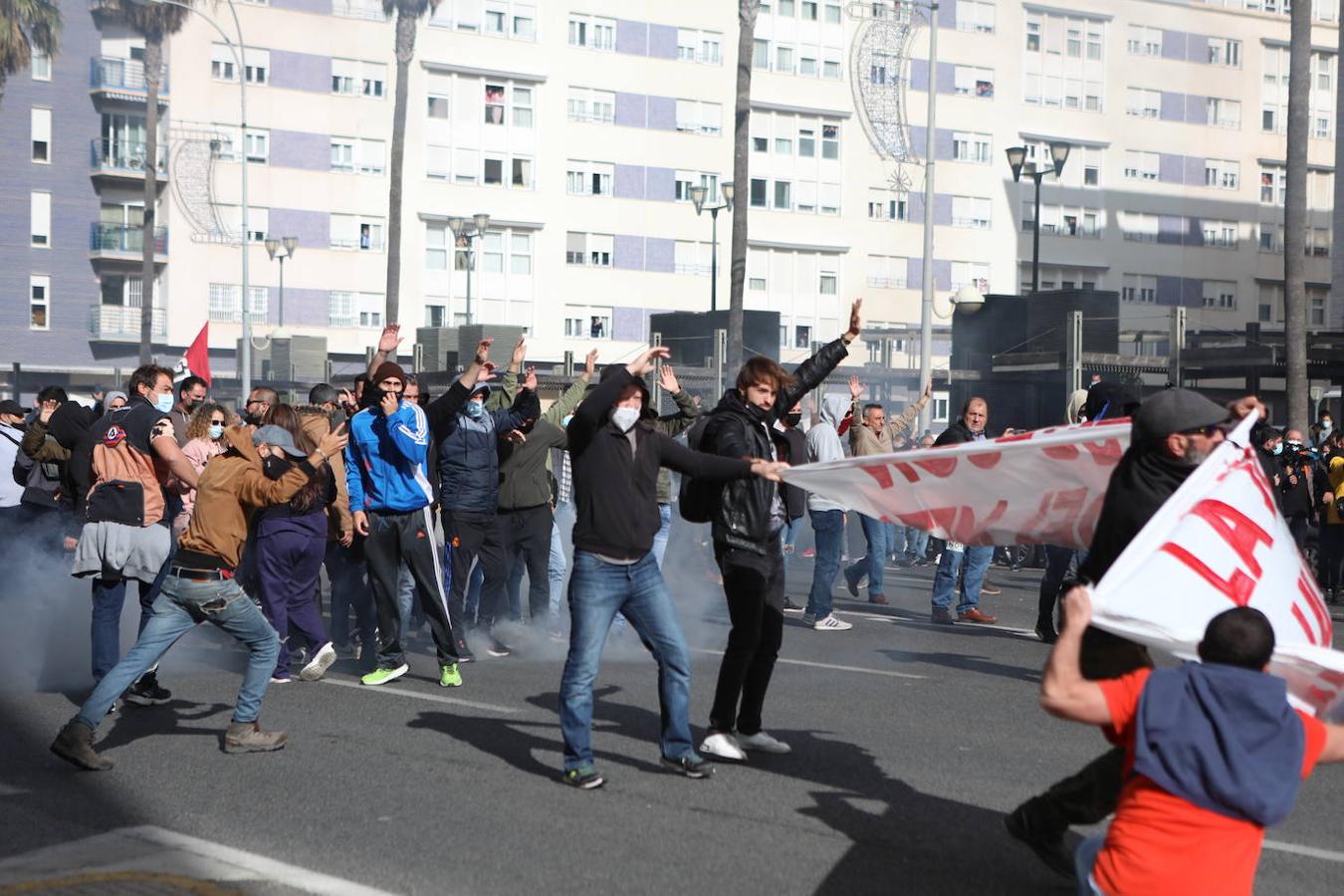 Un grupo de manifestantes alza las manos ante el avance de la Policía Nacional