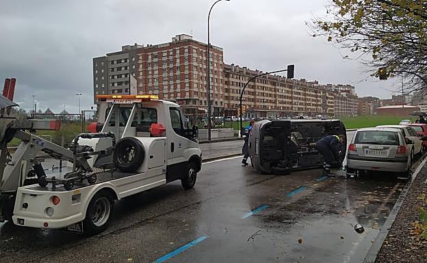 Vehículo volcado en la calzada.