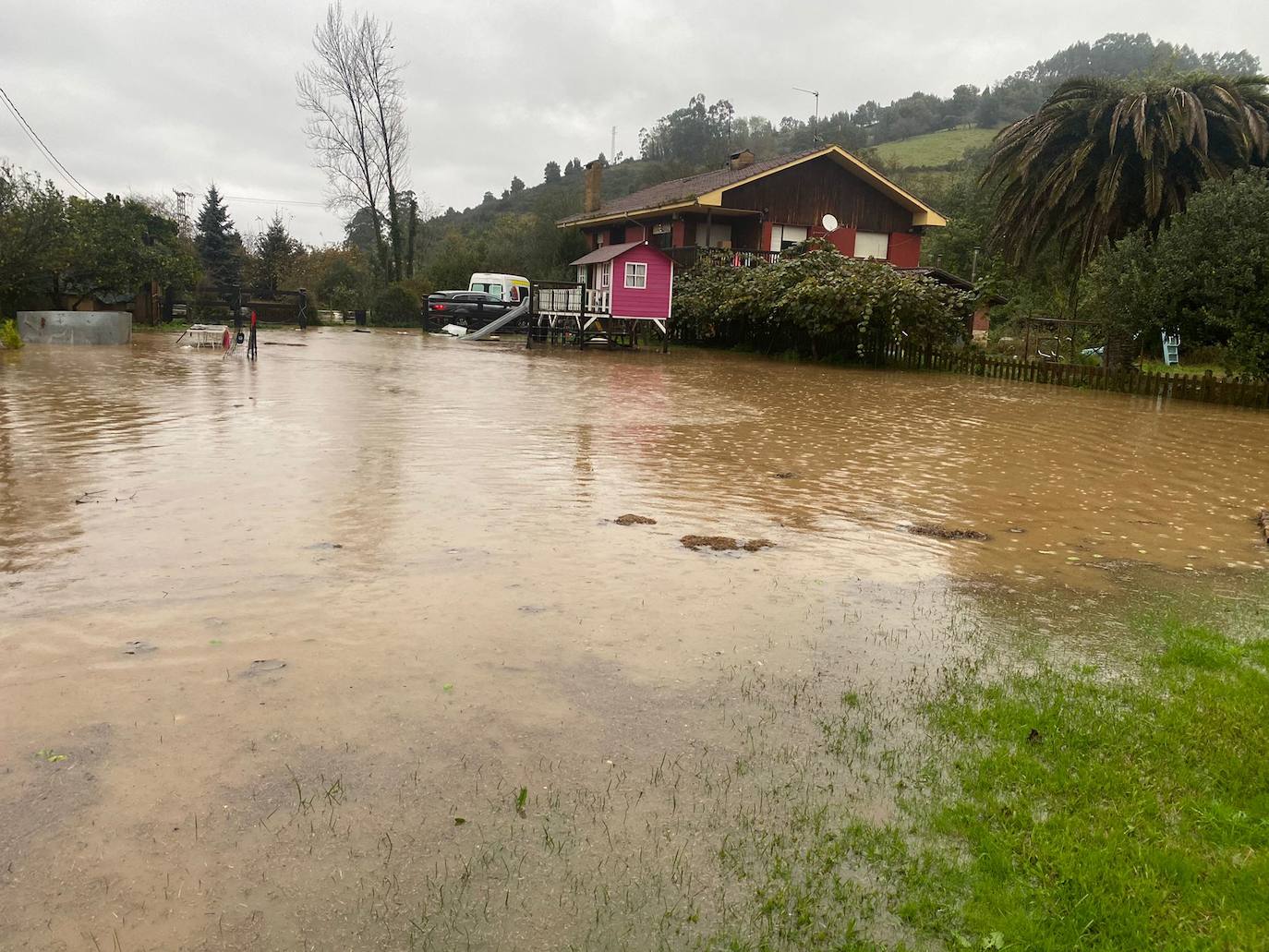 Las intensas lluvias y la nieve caída en los últimos días ha provocado importantes daños en buena parte de Asturias, principalmente en la zona oriental de la región donde, incluso, se ha tenido que evacuar a decenas de pacientes del hospital de Arriondas. Pero el agua también ha anegado otras áreas de Asturias 