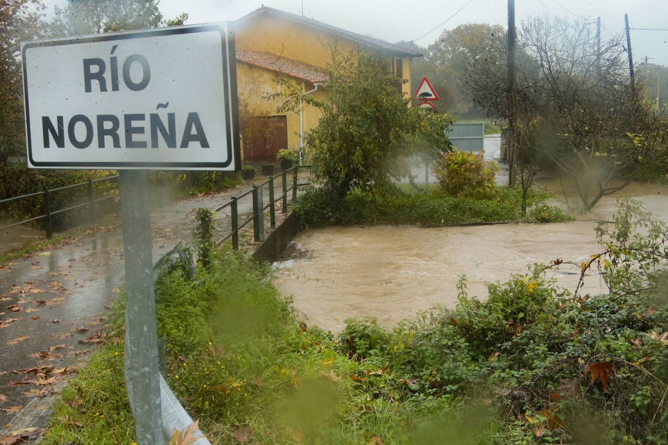 Las intensas lluvias y la nieve caída en los últimos días ha provocado importantes daños en buena parte de Asturias, principalmente en la zona oriental de la región donde, incluso, se ha tenido que evacuar a decenas de pacientes del hospital de Arriondas. Pero el agua también ha anegado otras áreas de Asturias 