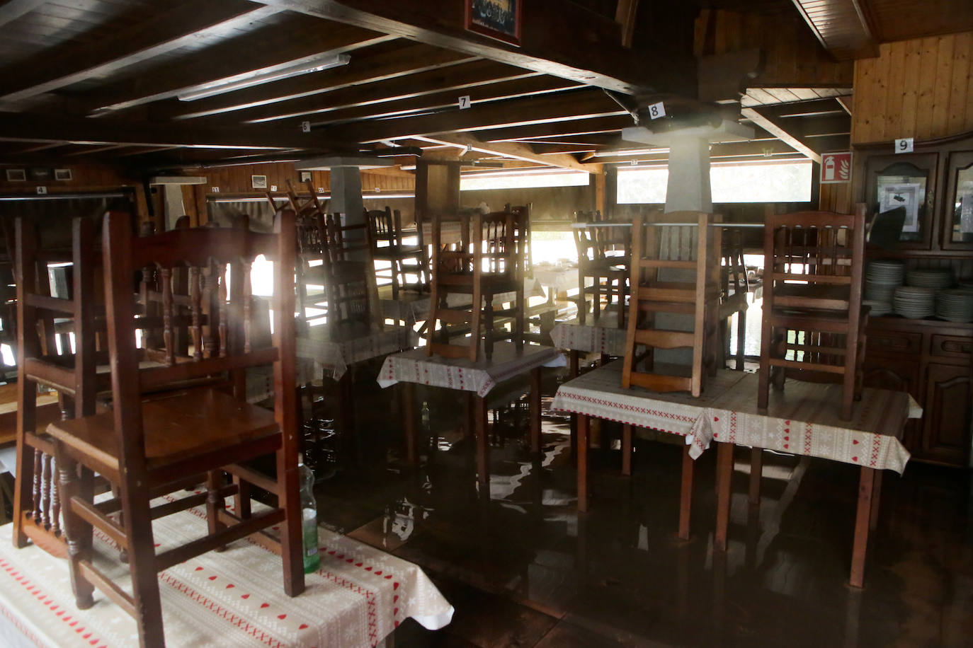 Las intensas lluvias y la nieve caída en los últimos días ha provocado importantes daños en buena parte de Asturias, principalmente en la zona oriental de la región donde, incluso, se ha tenido que evacuar a decenas de pacientes del hospital de Arriondas. Pero el agua también ha anegado otras áreas de Asturias 