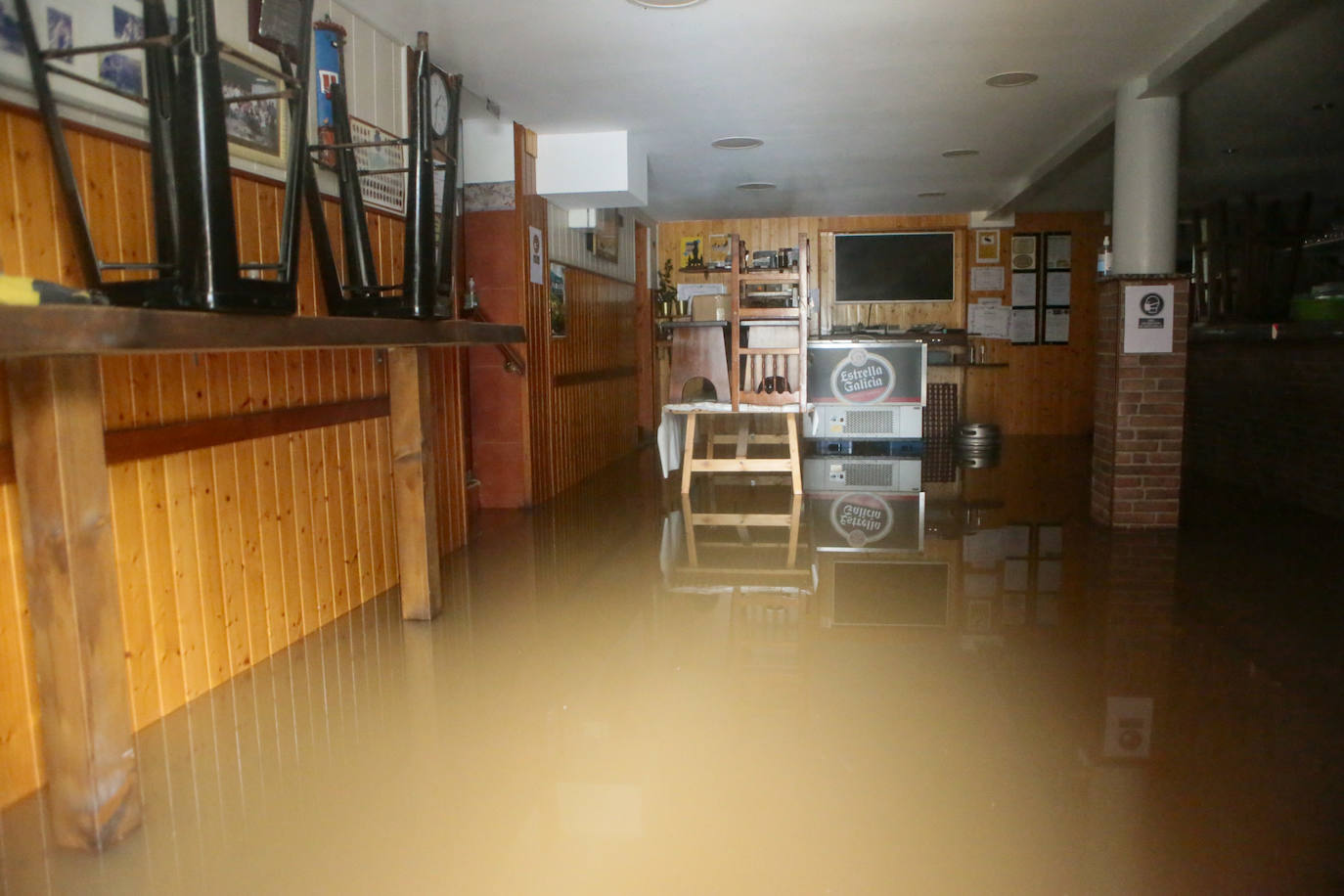 Las intensas lluvias y la nieve caída en los últimos días ha provocado importantes daños en buena parte de Asturias, principalmente en la zona oriental de la región donde, incluso, se ha tenido que evacuar a decenas de pacientes del hospital de Arriondas. Pero el agua también ha anegado otras áreas de Asturias 