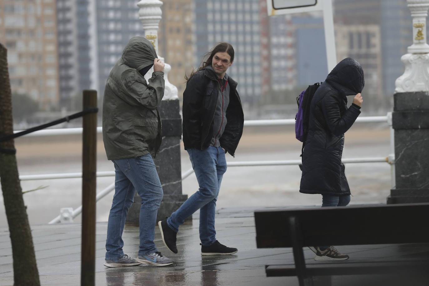 Las intensas lluvias y la nieve caída en los últimos días ha provocado importantes daños en buena parte de Asturias, principalmente en la zona oriental de la región donde, incluso, se ha tenido que evacuar a decenas de pacientes del hospital de Arriondas. Pero el agua también ha anegado otras áreas de Asturias 