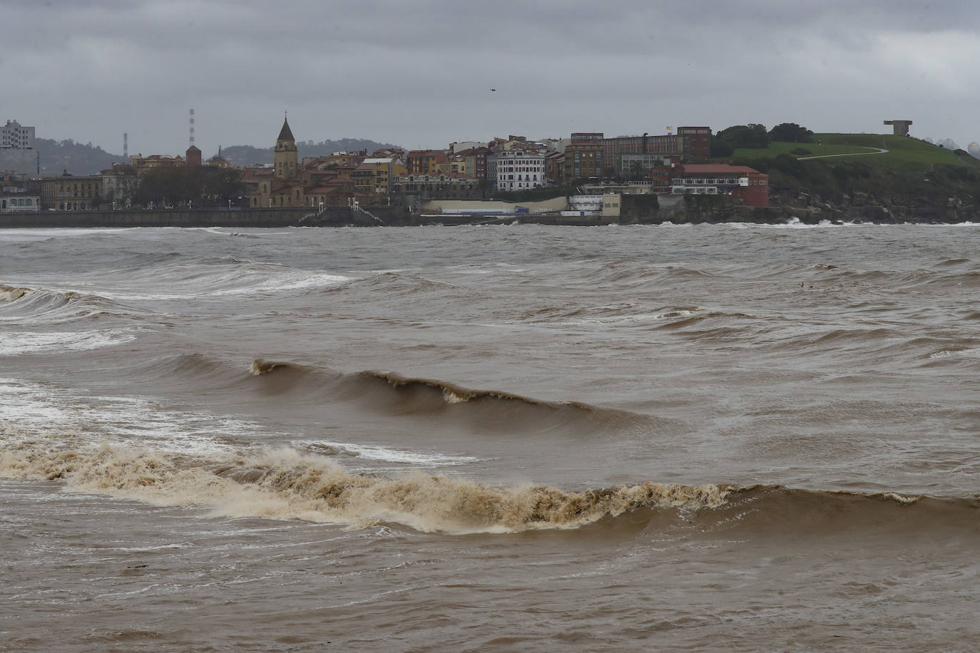 Las intensas lluvias y la nieve caída en los últimos días ha provocado importantes daños en buena parte de Asturias, principalmente en la zona oriental de la región donde, incluso, se ha tenido que evacuar a decenas de pacientes del hospital de Arriondas. Pero el agua también ha anegado otras áreas de Asturias 