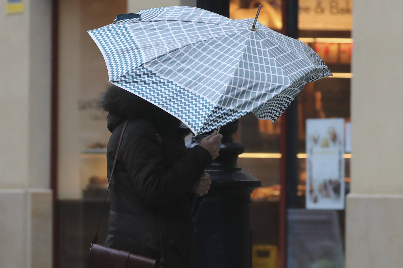 Las intensas lluvias y la nieve caída en los últimos días ha provocado importantes daños en buena parte de Asturias, principalmente en la zona oriental de la región donde, incluso, se ha tenido que evacuar a decenas de pacientes del hospital de Arriondas. Pero el agua también ha anegado otras áreas de Asturias 
