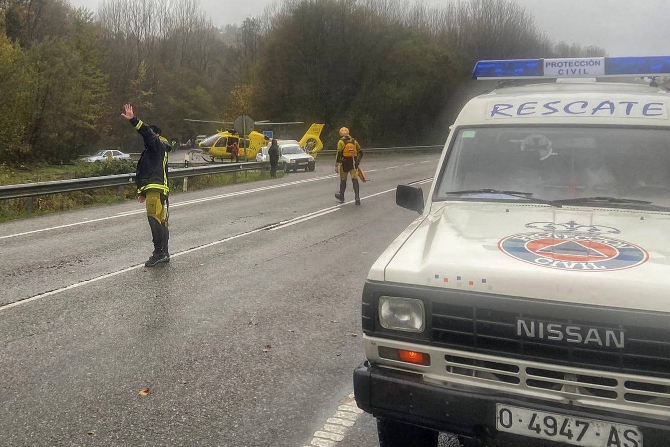 Las intensas lluvias y la nieve caída en los últimos días ha provocado importantes daños en buena parte de Asturias, principalmente en la zona oriental de la región donde, incluso, se ha tenido que evacuar a decenas de pacientes del hospital de Arriondas. Pero el agua también ha anegado otras áreas de Asturias 