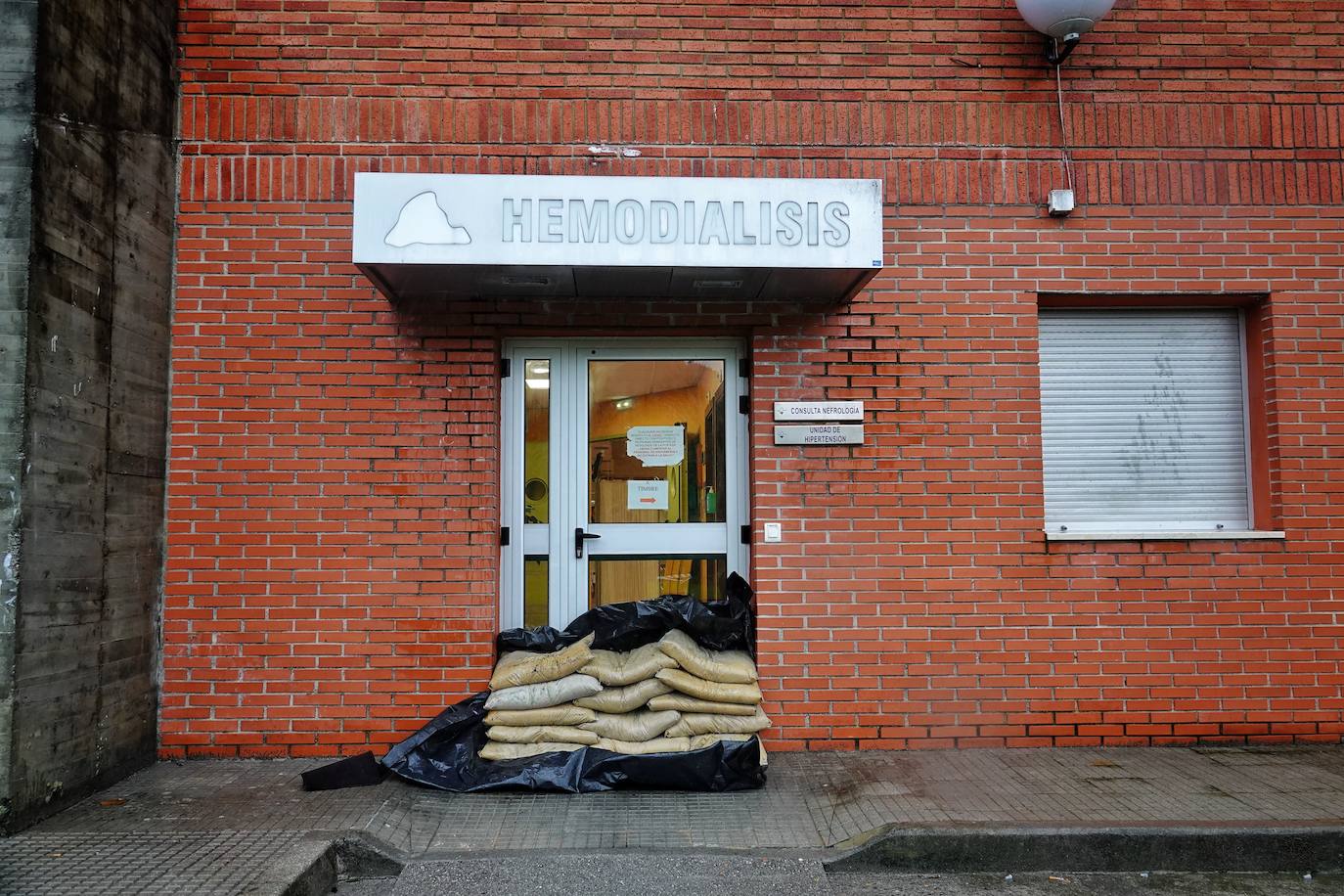 Las intensas lluvias y la nieve caída en los últimos días ha provocado importantes daños en buena parte de Asturias, principalmente en la zona oriental de la región donde, incluso, se ha tenido que evacuar a decenas de pacientes del hospital de Arriondas. Pero el agua también ha anegado otras áreas de Asturias 