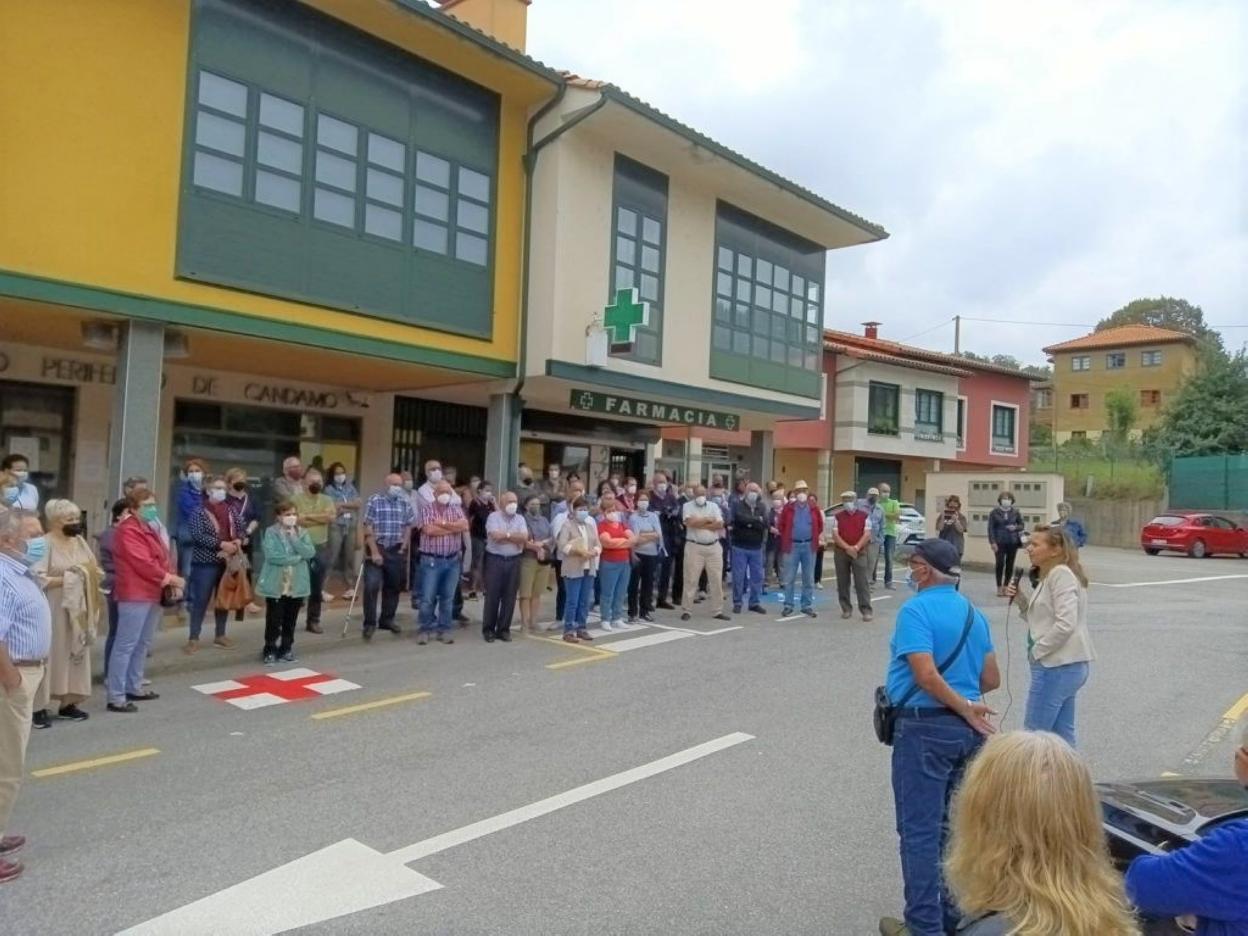 Vecinos frente al consultorio. 