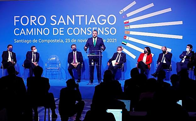 De izquierda a derecha, los presidentes de Extremadura, Guillermo Fernández Vara, Castilla-La Mancha, Emiliano García-Page, Galicia, Alberto Núñez Feijóo, Asturias, Adrián Barbón, Cantabria, Miguel Ángel Revilla, La Rioja, Concha Andreu, Aragón, Javier Lambán, y Castilla y León, Alfonso Fernández Mañueco. 