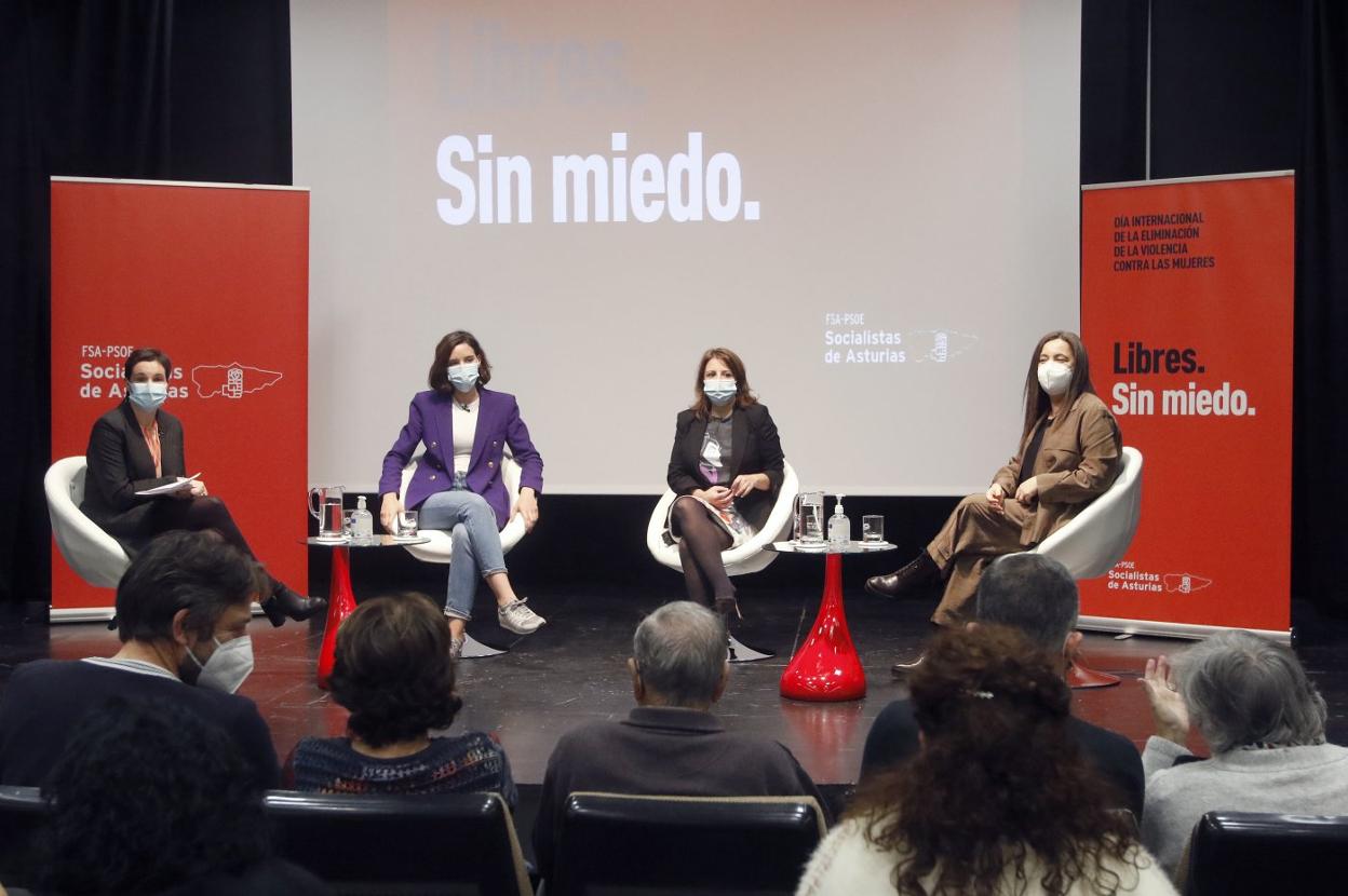 Vanesa Fernández, Andrea Fernández, Adriana Lastra y Nuria Varela, en el acto celebrado ayer en el CMI de El Coto. 