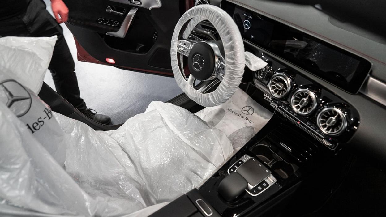 Interior de un automóvil exhibido en un concesionario. 