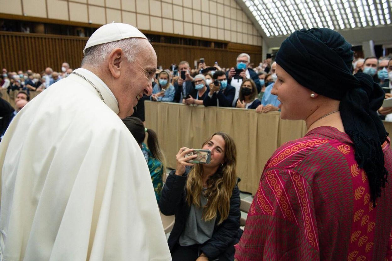 Marta Fernández Serrano, con el Papa, el pasado 6 de octubre, en el Vaticano.