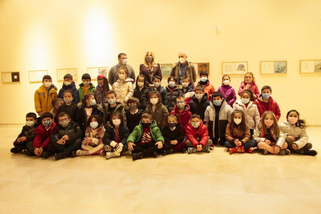 Alumnos del colegio público La Ería de Lugones, con el comisario de la exposición, Fermín Santos; Aurora Cinfuegos y Ramón Díaz. 