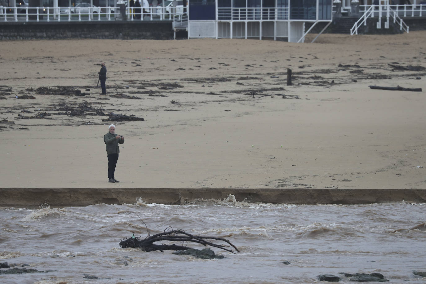 Fotos: Las lluvias tiñen de marrón las aguas de la playa de San Lorenzo