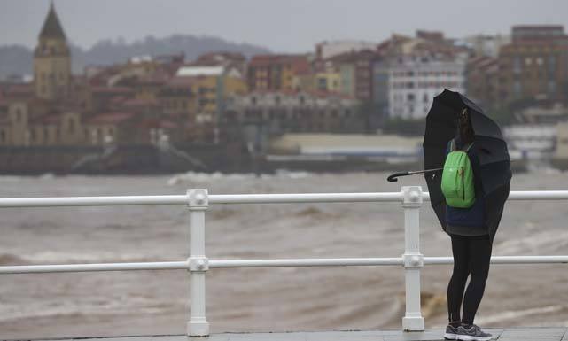 Fotos: Las lluvias tiñen de marrón las aguas de la playa de San Lorenzo