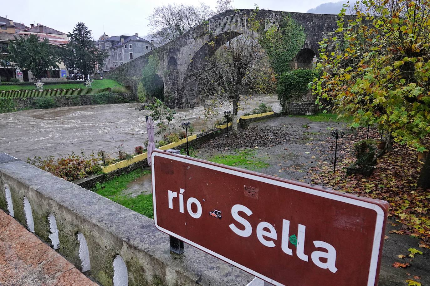 Fotos: Los ríos se desbordan en el oriente de Asturias