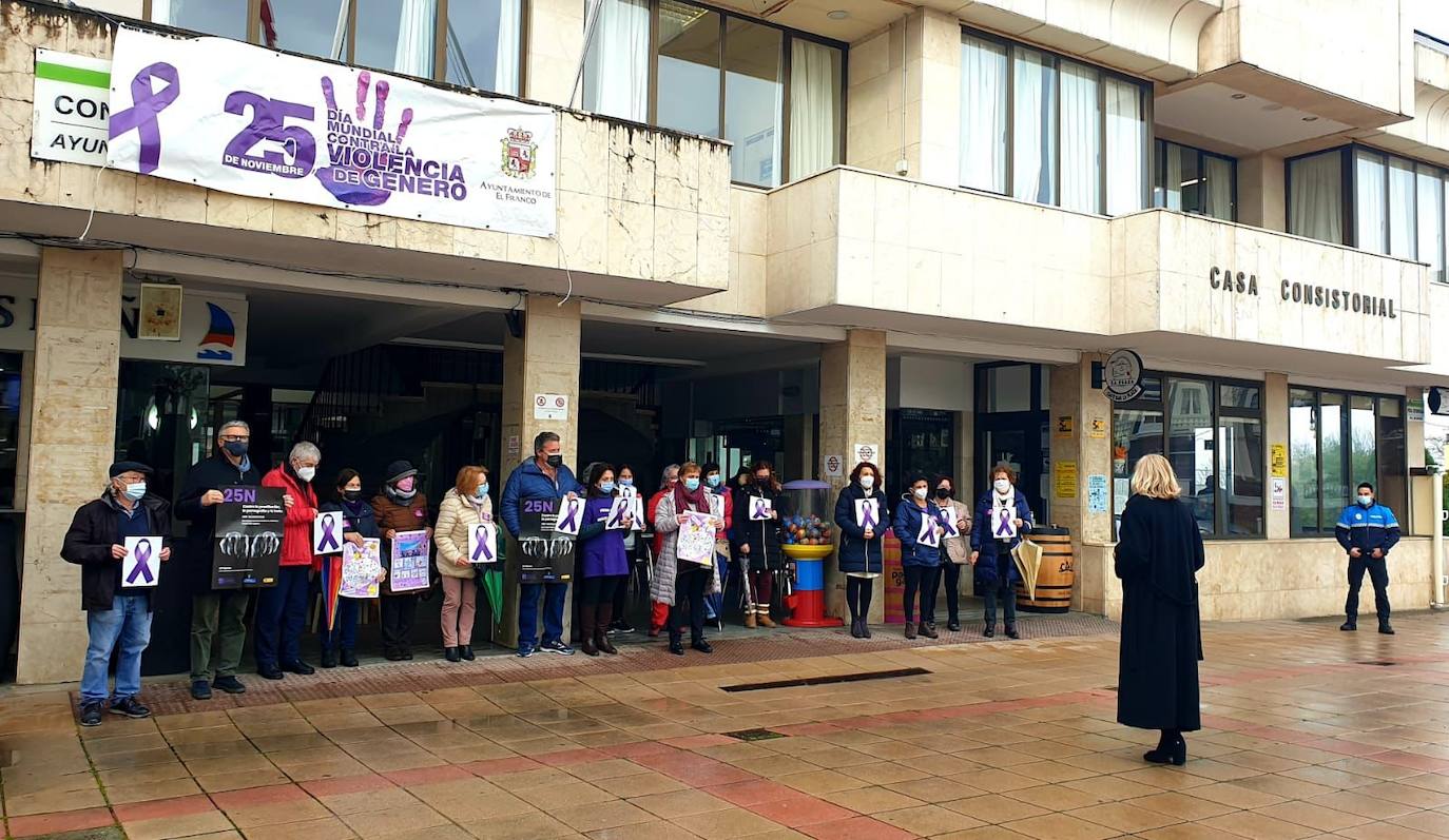 En Tapia, Tineo, Cangas del Narcea, Vegadeo, Luarca o El Franco ha predominado hoy el color morado y la reivindicación en el Día Internacional de la Eliminación de la Violencia contra las Mujeres. 