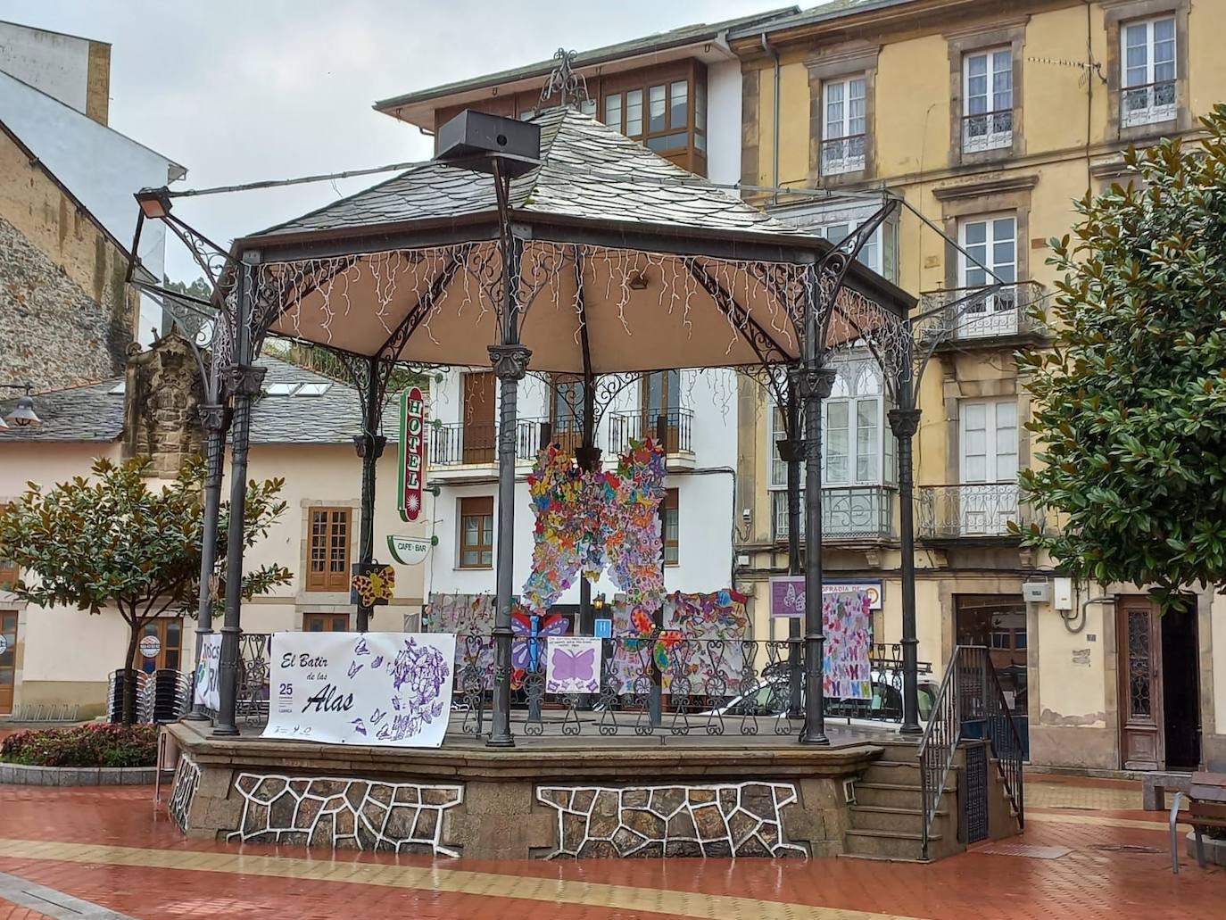 En Tapia, Tineo, Cangas del Narcea, Vegadeo, Luarca o El Franco ha predominado hoy el color morado y la reivindicación en el Día Internacional de la Eliminación de la Violencia contra las Mujeres. 