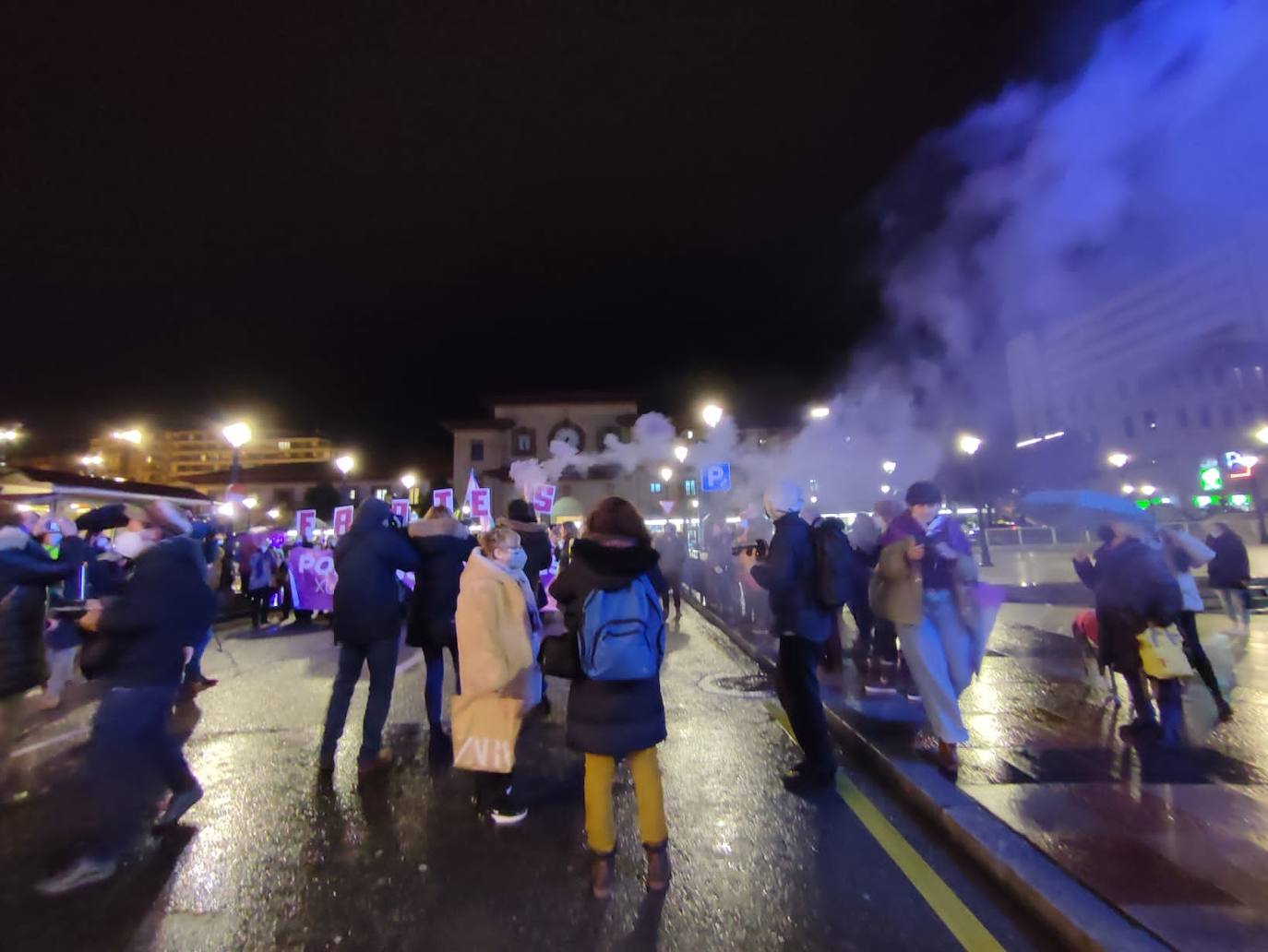 Oviedo acoge la gran manifestación del 25-N en la que más de seiscientas personas, unidas y bajo la lluvia, lanzan un grito de apoyo a las víctimas y reivindican el fin de la violencia machista. La marcha sirve también para poner de relieve el calvario de la violencia vicaria, es decir, el que emplean los agresores para hacer daño a las mujeres a través de sus hijos.
