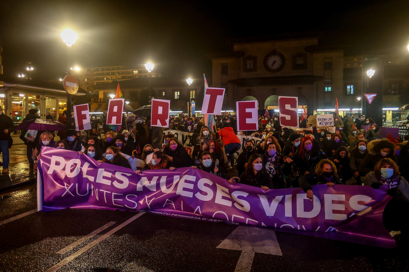 Oviedo acoge la gran manifestación del 25-N en la que más de seiscientas personas, unidas y bajo la lluvia, lanzan un grito de apoyo a las víctimas y reivindican el fin de la violencia machista. La marcha sirve también para poner de relieve el calvario de la violencia vicaria, es decir, el que emplean los agresores para hacer daño a las mujeres a través de sus hijos.