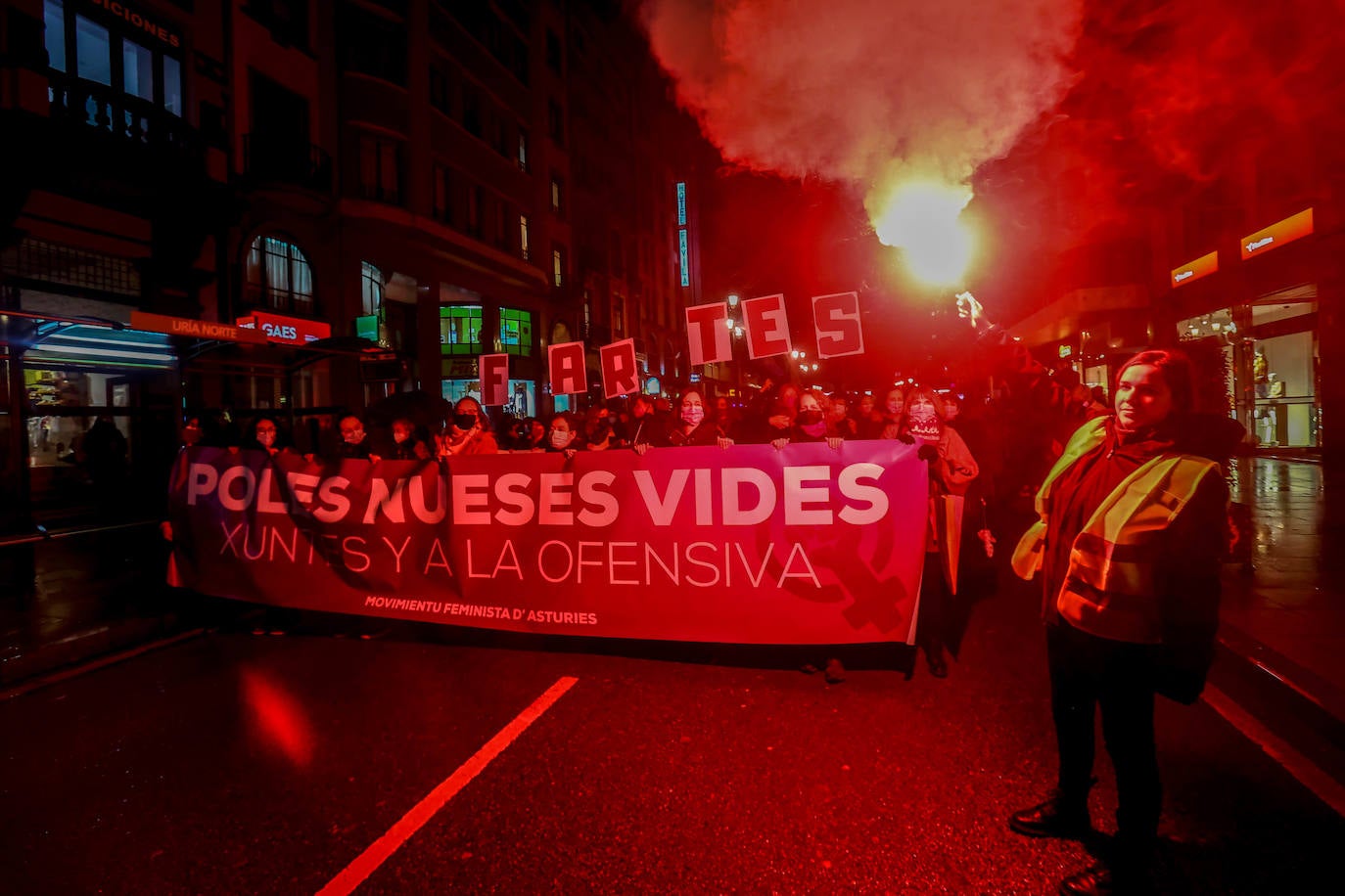 Oviedo acoge la gran manifestación del 25-N en la que más de seiscientas personas, unidas y bajo la lluvia, lanzan un grito de apoyo a las víctimas y reivindican el fin de la violencia machista. La marcha sirve también para poner de relieve el calvario de la violencia vicaria, es decir, el que emplean los agresores para hacer daño a las mujeres a través de sus hijos.