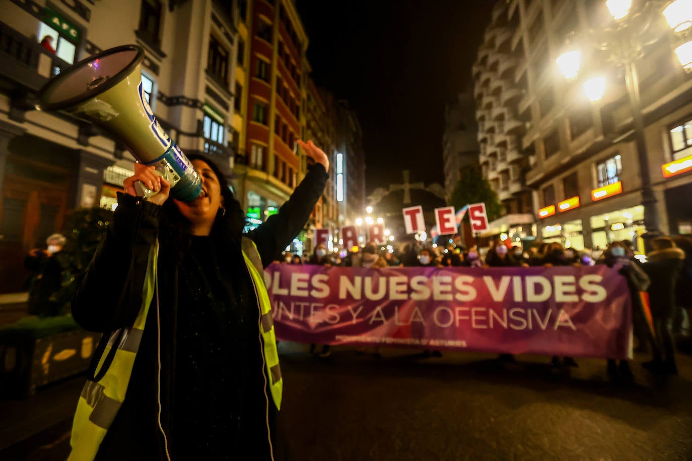 Oviedo acoge la gran manifestación del 25-N en la que más de seiscientas personas, unidas y bajo la lluvia, lanzan un grito de apoyo a las víctimas y reivindican el fin de la violencia machista. La marcha sirve también para poner de relieve el calvario de la violencia vicaria, es decir, el que emplean los agresores para hacer daño a las mujeres a través de sus hijos.