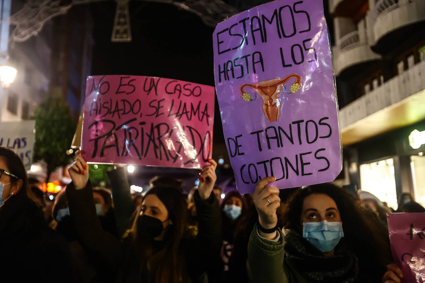 Oviedo acoge la gran manifestación del 25-N en la que más de seiscientas personas, unidas y bajo la lluvia, lanzan un grito de apoyo a las víctimas y reivindican el fin de la violencia machista. La marcha sirve también para poner de relieve el calvario de la violencia vicaria, es decir, el que emplean los agresores para hacer daño a las mujeres a través de sus hijos.