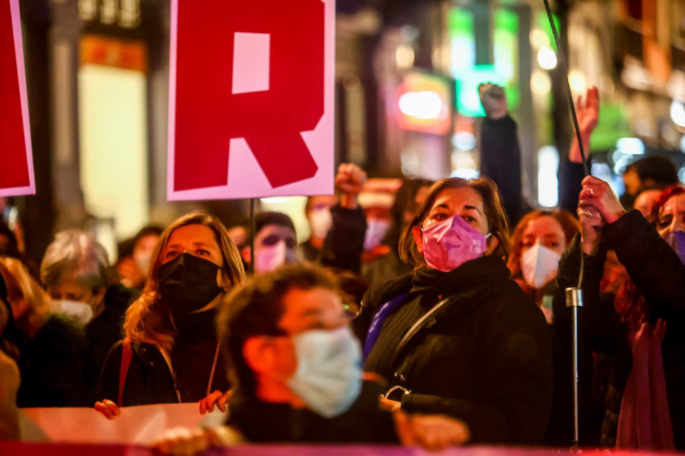 Oviedo acoge la gran manifestación del 25-N en la que más de seiscientas personas, unidas y bajo la lluvia, lanzan un grito de apoyo a las víctimas y reivindican el fin de la violencia machista. La marcha sirve también para poner de relieve el calvario de la violencia vicaria, es decir, el que emplean los agresores para hacer daño a las mujeres a través de sus hijos.