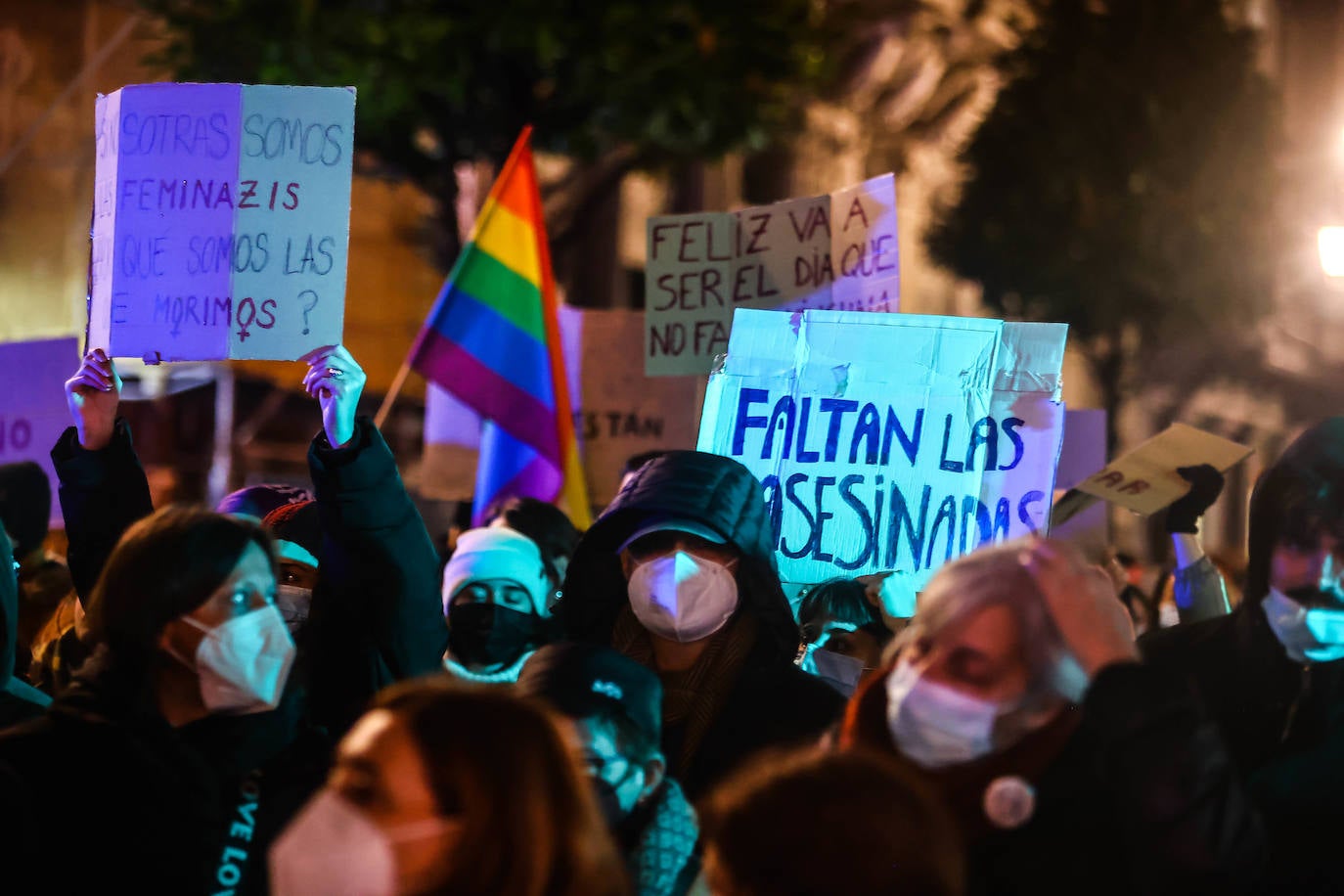 Oviedo acoge la gran manifestación del 25-N en la que más de seiscientas personas, unidas y bajo la lluvia, lanzan un grito de apoyo a las víctimas y reivindican el fin de la violencia machista. La marcha sirve también para poner de relieve el calvario de la violencia vicaria, es decir, el que emplean los agresores para hacer daño a las mujeres a través de sus hijos.