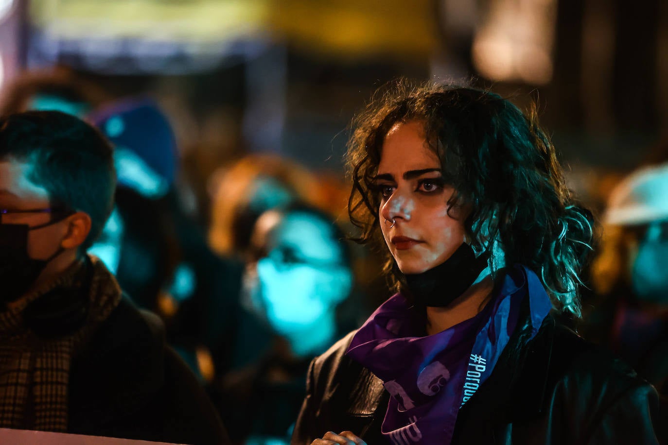 Oviedo acoge la gran manifestación del 25-N en la que más de seiscientas personas, unidas y bajo la lluvia, lanzan un grito de apoyo a las víctimas y reivindican el fin de la violencia machista. La marcha sirve también para poner de relieve el calvario de la violencia vicaria, es decir, el que emplean los agresores para hacer daño a las mujeres a través de sus hijos.