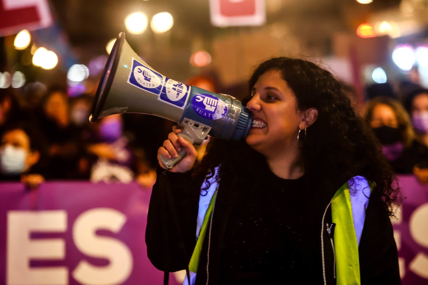 Oviedo acoge la gran manifestación del 25-N en la que más de seiscientas personas, unidas y bajo la lluvia, lanzan un grito de apoyo a las víctimas y reivindican el fin de la violencia machista. La marcha sirve también para poner de relieve el calvario de la violencia vicaria, es decir, el que emplean los agresores para hacer daño a las mujeres a través de sus hijos.