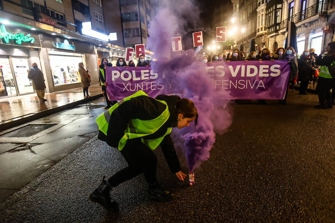 Oviedo acoge la gran manifestación del 25-N en la que más de seiscientas personas, unidas y bajo la lluvia, lanzan un grito de apoyo a las víctimas y reivindican el fin de la violencia machista. La marcha sirve también para poner de relieve el calvario de la violencia vicaria, es decir, el que emplean los agresores para hacer daño a las mujeres a través de sus hijos.