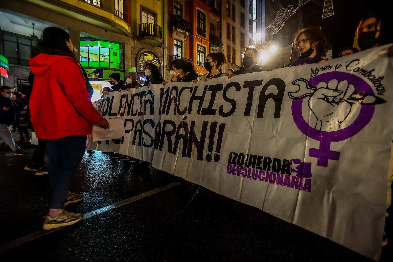 Oviedo acoge la gran manifestación del 25-N en la que más de seiscientas personas, unidas y bajo la lluvia, lanzan un grito de apoyo a las víctimas y reivindican el fin de la violencia machista. La marcha sirve también para poner de relieve el calvario de la violencia vicaria, es decir, el que emplean los agresores para hacer daño a las mujeres a través de sus hijos.