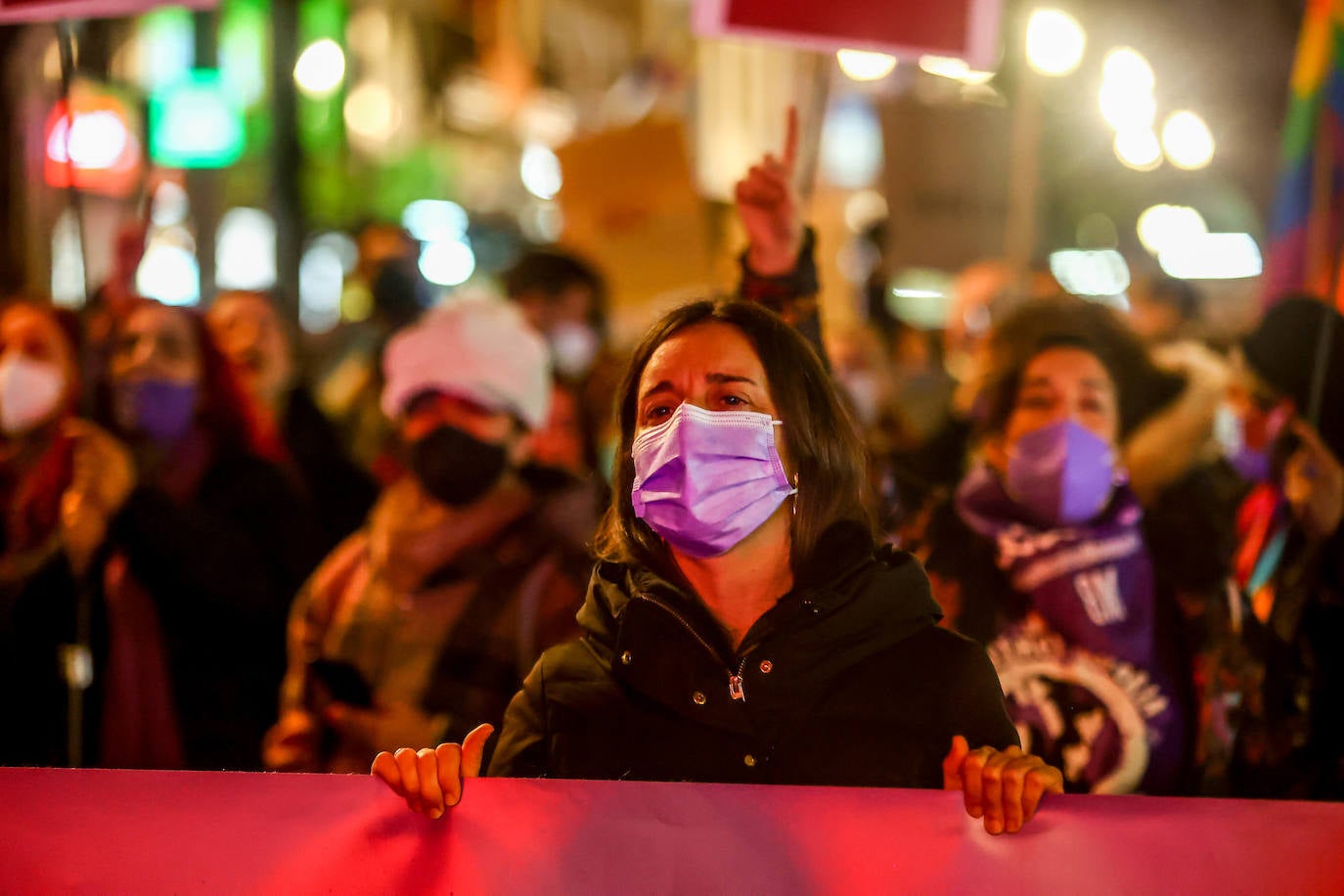 Oviedo acoge la gran manifestación del 25-N en la que más de seiscientas personas, unidas y bajo la lluvia, lanzan un grito de apoyo a las víctimas y reivindican el fin de la violencia machista. La marcha sirve también para poner de relieve el calvario de la violencia vicaria, es decir, el que emplean los agresores para hacer daño a las mujeres a través de sus hijos.