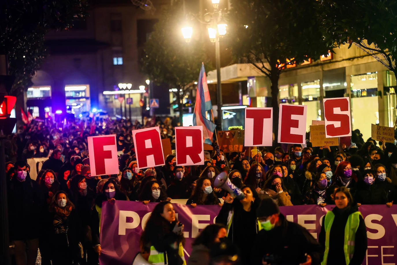 Oviedo acoge la gran manifestación del 25-N en la que más de seiscientas personas, unidas y bajo la lluvia, lanzan un grito de apoyo a las víctimas y reivindican el fin de la violencia machista. La marcha sirve también para poner de relieve el calvario de la violencia vicaria, es decir, el que emplean los agresores para hacer daño a las mujeres a través de sus hijos.