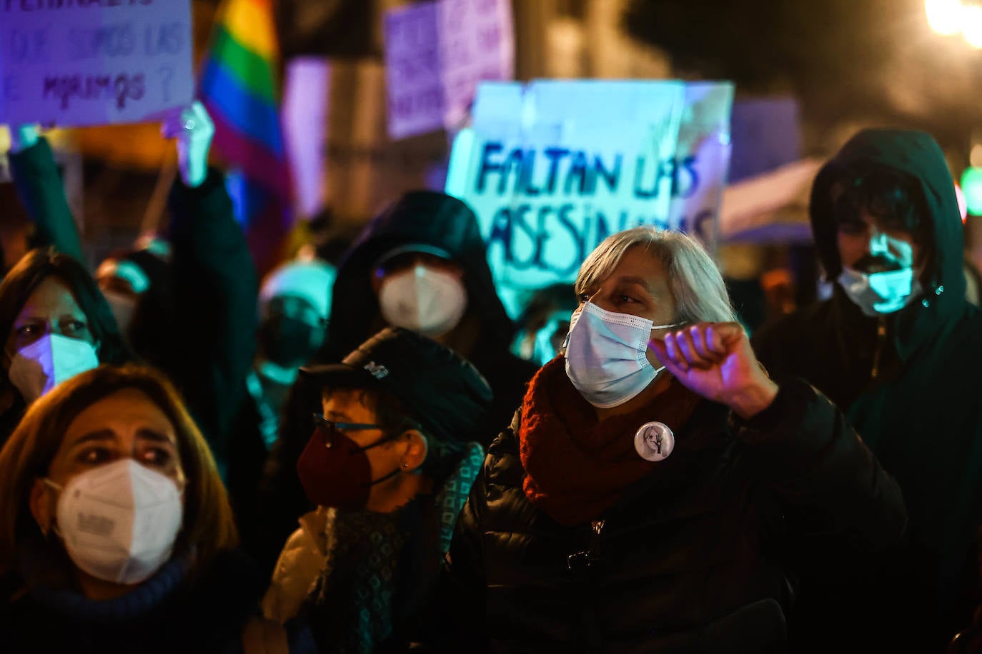 Oviedo acoge la gran manifestación del 25-N en la que más de seiscientas personas, unidas y bajo la lluvia, lanzan un grito de apoyo a las víctimas y reivindican el fin de la violencia machista. La marcha sirve también para poner de relieve el calvario de la violencia vicaria, es decir, el que emplean los agresores para hacer daño a las mujeres a través de sus hijos.