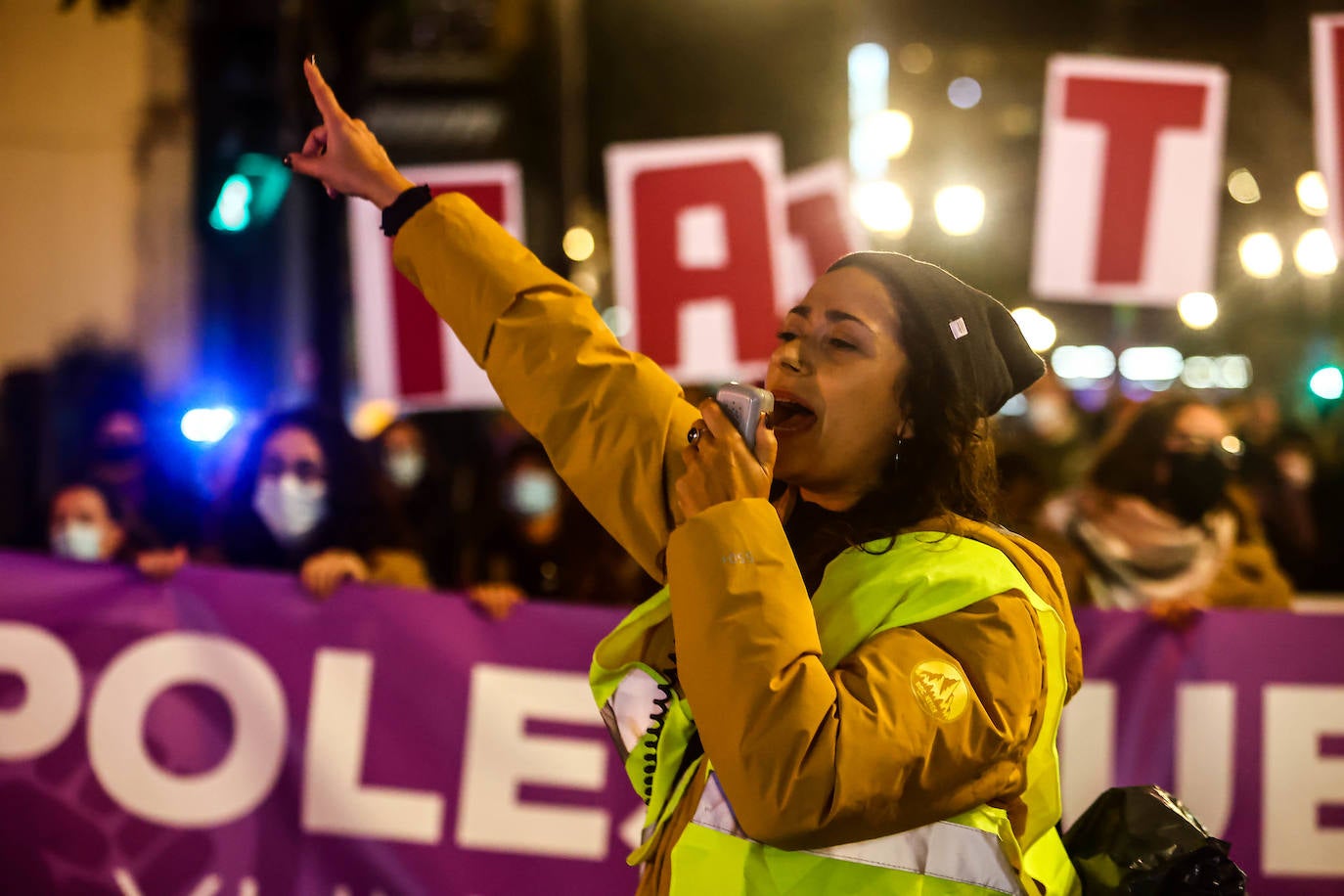 Oviedo acoge la gran manifestación del 25-N en la que más de seiscientas personas, unidas y bajo la lluvia, lanzan un grito de apoyo a las víctimas y reivindican el fin de la violencia machista. La marcha sirve también para poner de relieve el calvario de la violencia vicaria, es decir, el que emplean los agresores para hacer daño a las mujeres a través de sus hijos.