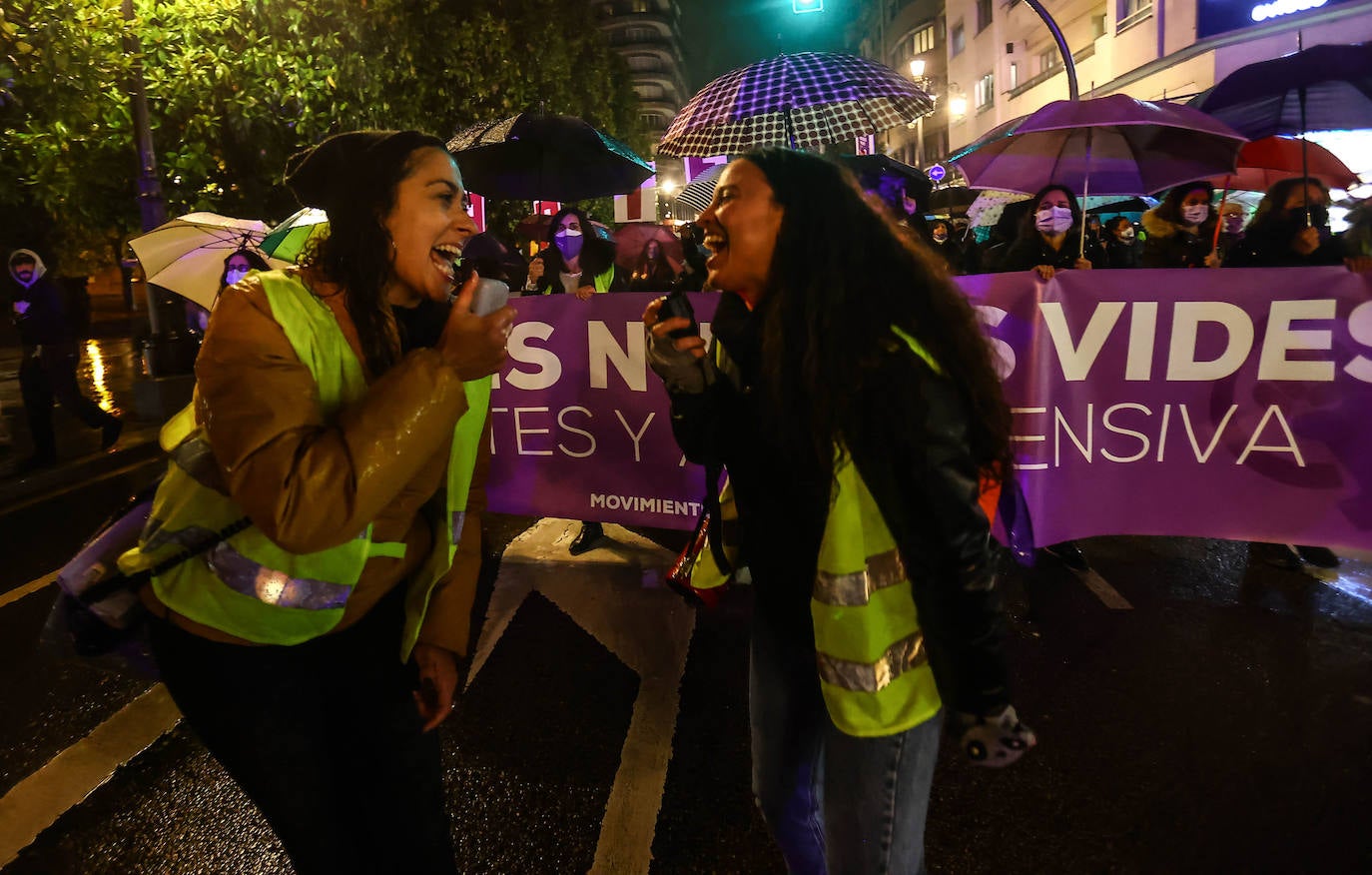 Oviedo acoge la gran manifestación del 25-N en la que más de seiscientas personas, unidas y bajo la lluvia, lanzan un grito de apoyo a las víctimas y reivindican el fin de la violencia machista. La marcha sirve también para poner de relieve el calvario de la violencia vicaria, es decir, el que emplean los agresores para hacer daño a las mujeres a través de sus hijos.