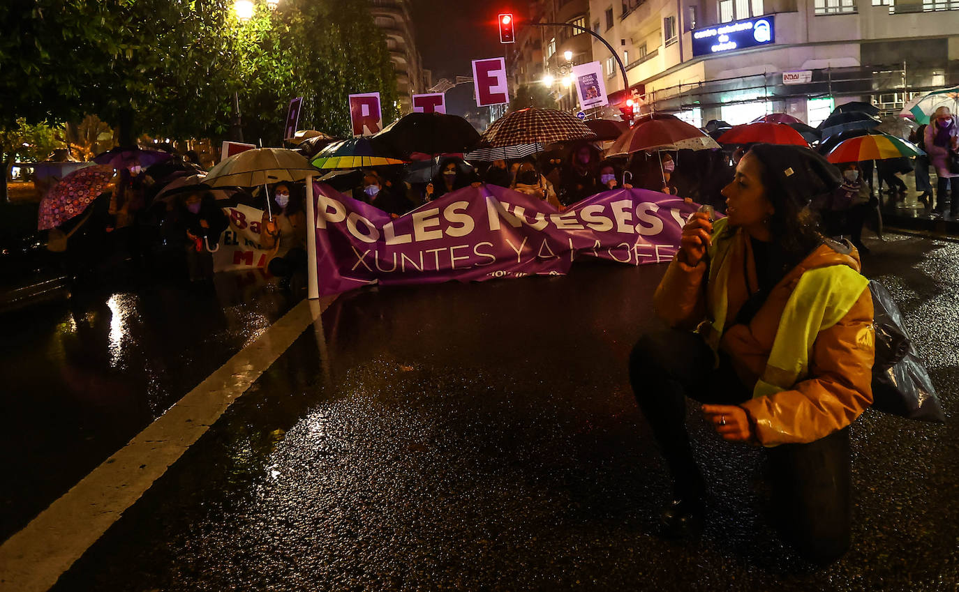 Oviedo acoge la gran manifestación del 25-N en la que más de seiscientas personas, unidas y bajo la lluvia, lanzan un grito de apoyo a las víctimas y reivindican el fin de la violencia machista. La marcha sirve también para poner de relieve el calvario de la violencia vicaria, es decir, el que emplean los agresores para hacer daño a las mujeres a través de sus hijos.
