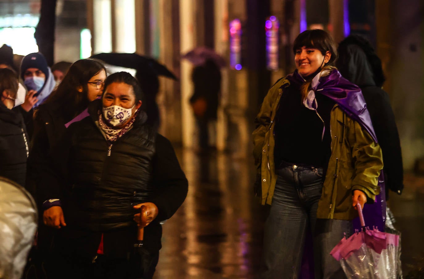 Oviedo acoge la gran manifestación del 25-N en la que más de seiscientas personas, unidas y bajo la lluvia, lanzan un grito de apoyo a las víctimas y reivindican el fin de la violencia machista. La marcha sirve también para poner de relieve el calvario de la violencia vicaria, es decir, el que emplean los agresores para hacer daño a las mujeres a través de sus hijos.